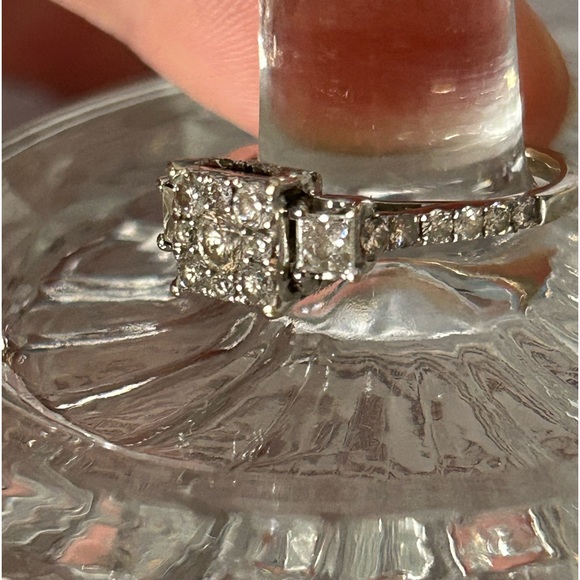 OVER 1 CTW DIAMOND RING SET WITH DIAMOND HEART ON THE SIDES. - Picture 6 of 16